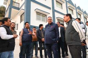 पुरूकुलगांव में निर्माणाधीन सामुदायिक भवन का निरीक्षण करते कैबिनेट मंत्री गणेश जोशी
