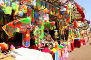 देहरादून में होली का रंग चढ़ा, ‘स्मार्टफोन’ पिचकारी और हर्बल गुलाल की बढ़ी डिमांड