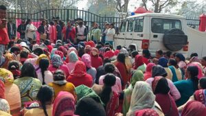 रुद्रपुर कलेक्ट्रेट का आंगनबाड़ी वर्करों ने किया घेराव, राज्य कर्मचारी का दर्जा और वेतनमान की मांग तेज
