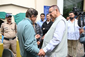 मालसी क्षेत्र में हुई फायरिंग की घटना में रिटायर्ड ब्रिगेडियर मृतक मुकेश जोशी के परिजनों से भेंट कर ढांढस बांधते कैबिनेट मंत्री गणेश जोशी