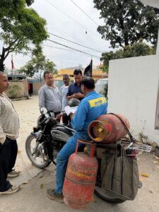 एलपीजी गैस कालाबाजारी पर जिला प्रशासन सख्त; गैस सिलेंडर की डिलीवरी केवल अनुबंधित वाहनो से ही