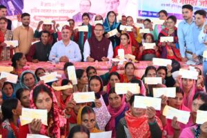 रिप परियोजना के अंतर्गत 74 आपदा प्रभावित उद्यम परिवारों को ₹93 लाख से अधिक की सहायता राशि वितरित करते कैबिनेट मंत्री गणेश जोशी