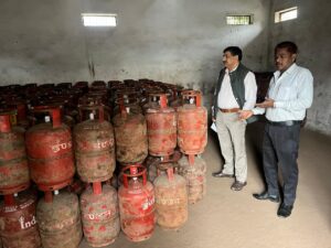 देहरादून में LPG आपूर्ति पर प्रशासन की कड़ी निगरानी, 24 हजार से ज्यादा उपभोक्ताओं तक पहुंची गैस, बैकलॉग अब भी चुनौती