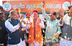 अबीर-गुलाल लगाकर होली की शुभकामनाएं देते कैबिनेट मंत्री गणेश जोशी