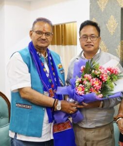 अरुणाचल प्रदेश आगमन पर ईटानगर एयरपोर्ट पर कृषि मंत्री गणेश जोशी का स्वागत करते पार्टी कार्यकर्तागण