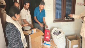 मरीज बनकर पहुंचीं SDM, फर्जी ‘डॉक्टर’ का भंडाफोड़: मिलावटी दवाएं, तमंचा और बारहसिंघा के सींग बरामद