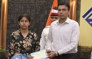 देहरादून: डीएम सविन बंसल की संवेदनशील पहल, दिवंगत कर्मी की बेटी को दी 25 हजार की मदद