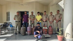 देहरादून में LPG गैस कालाबाजारी पर सख्त कार्रवाई, अवैध रिफिलिंग करते युवक गिरफ्तार