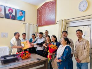 स्थानांतरण पर बद्री चंद नेगी को भावभीनी विदाई, देहरादून सूचना परिवार ने दी शुभकामनाएं