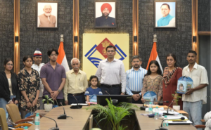 देहरादून: जिलाधिकारी सविन बंसल की बड़ी मानवीय पहल, राजकीय शिशु सदन की दिवंगत कर्मचारी की पुत्री को दी ₹25 हजार की आर्थिक सहायता