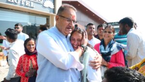 गढ़-बुरांसखण्डा मोटर मार्ग के सर्वे कार्य का निरीक्षण करते कैबिनेट मंत्री गणेश जोशी