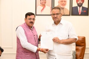 पंतनगर कृषि विश्वविद्यालय के भवनों एवं रिसर्च सेंटरों के विस्थापन के संबध में कृषि मंत्री गणेश जोशी को ज्ञापन सौंपते पूर्व विधायक राजेश शुक्ला