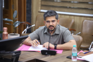 देहरादून में एसआईआर की समीक्षा: सीडीओ अभिनव शाह बोले- पारदर्शिता और शुद्धता के साथ पूरा करें मतदाता सूची पुनरीक्षण कार्य