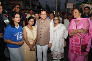 काफिला रोककर बच्चों और आम लोगों के बीच पहुंचे सीएम धामी, ली सेल्फी