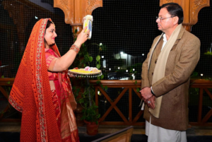सीएम धामी ने पत्नी गीता धामी के साथ मनाया करवाचौथ, प्रदेशवासियों को दी शुभकामनाएं