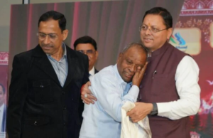 मुख्यमंत्री धामी ने मंच पर छुए अपने शिक्षकों के पैर, भावुक मुलाकात का वीडियो वायरल